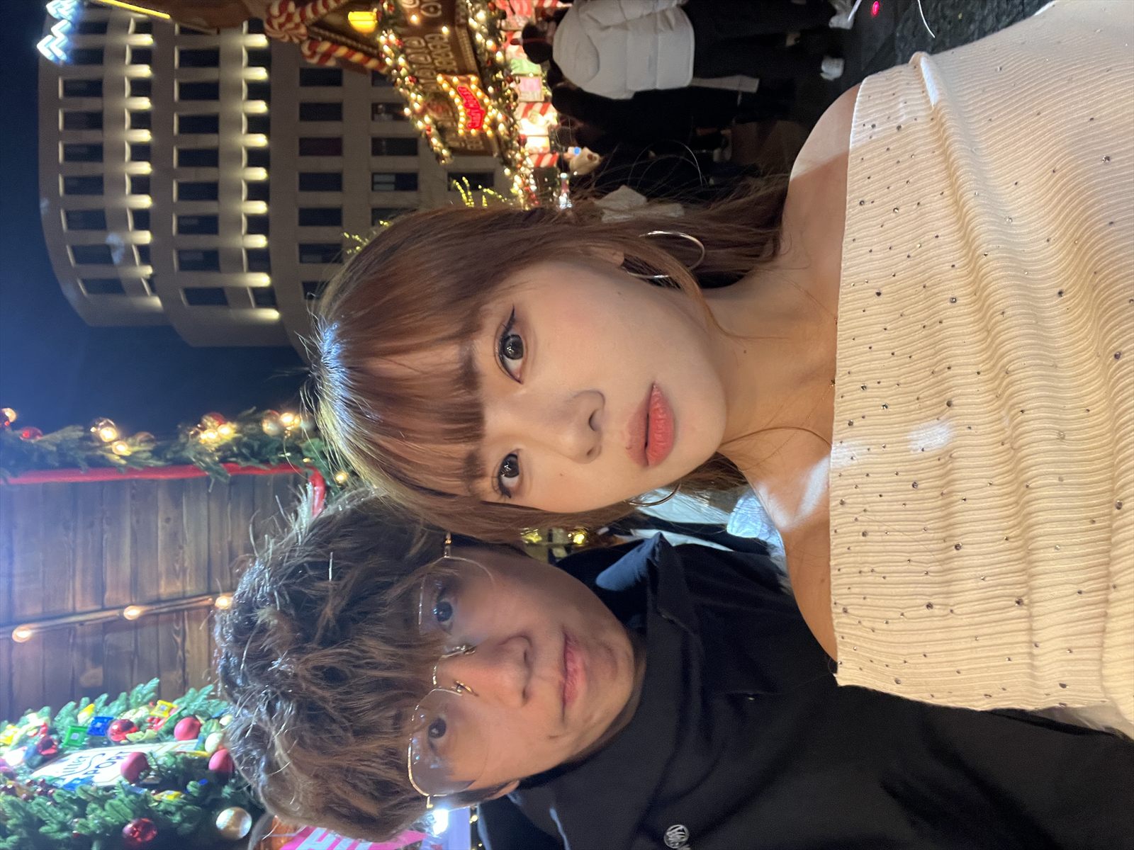 小 o 宝和钊钊在外滩源的圣诞夜合照