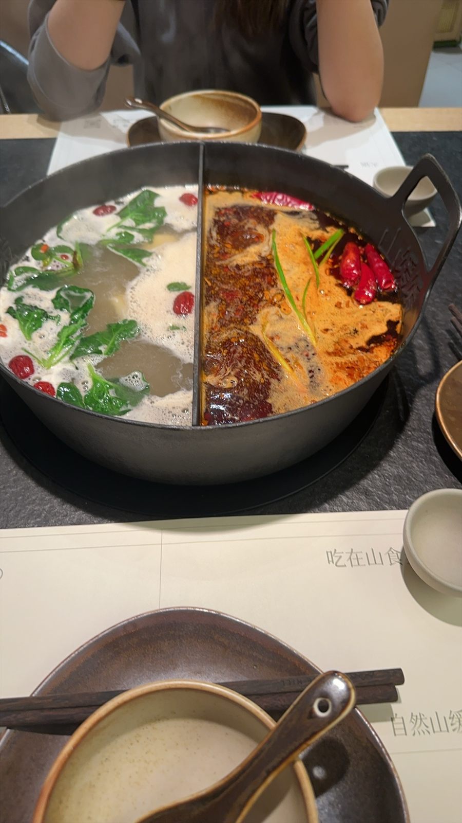 2025 年 11 月 8 日，小 o 宝和钊钊第一次单独一起吃饭时的火锅